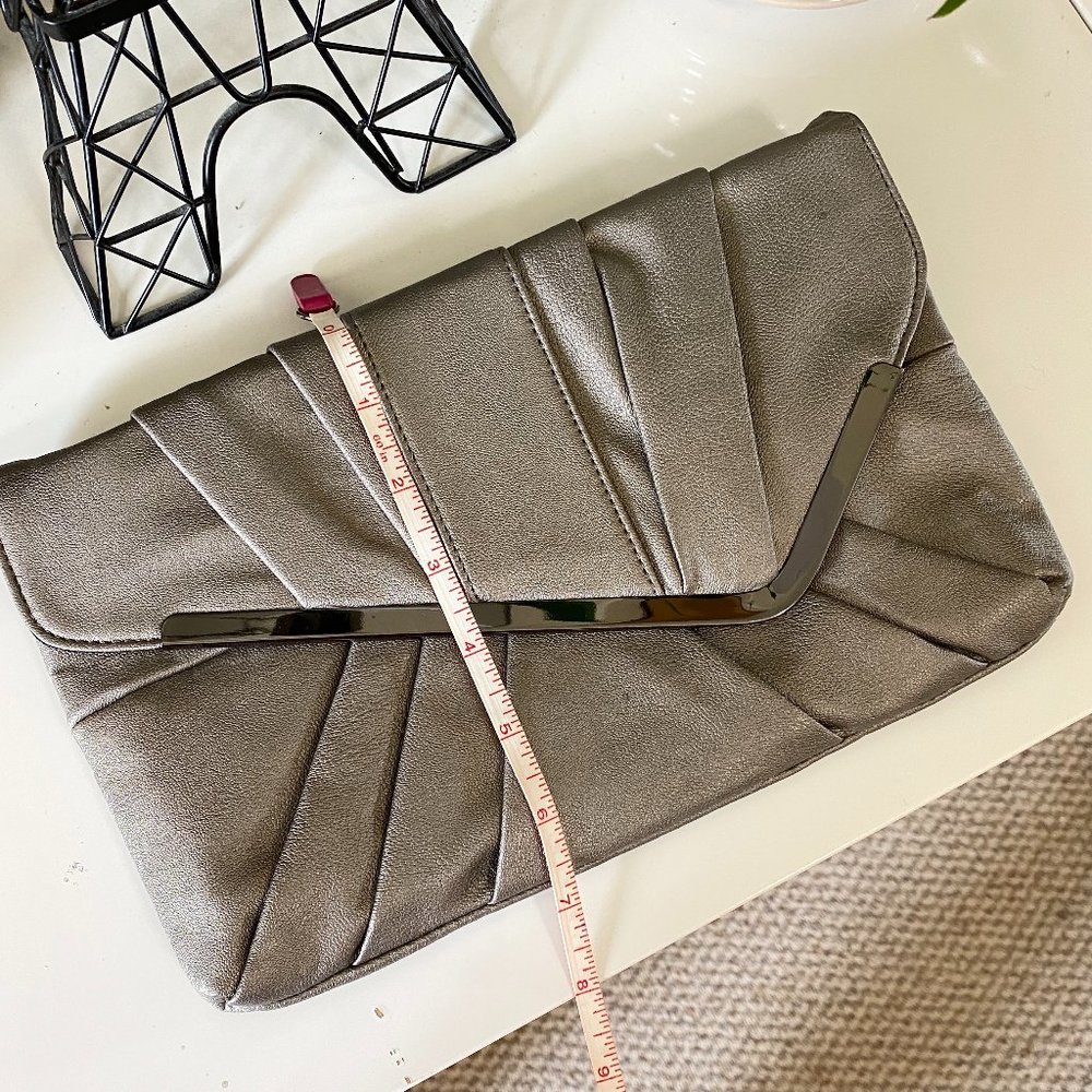 Silver Pouch with Chain - Picture 4 of 6